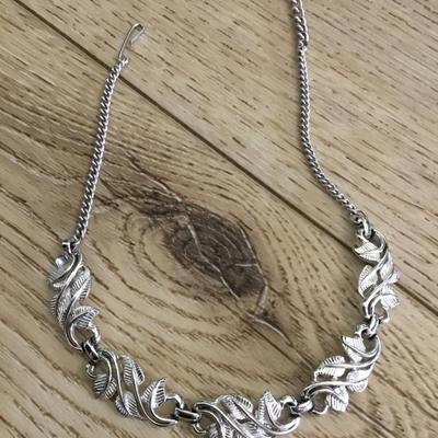 Beautiful vintage Coro, silver tone, leaf choker necklace excellent condition