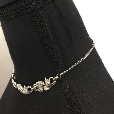 Beautiful vintage Coro, silver tone, leaf choker necklace excellent condition