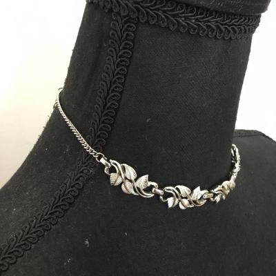 Beautiful vintage Coro, silver tone, leaf choker necklace excellent condition
