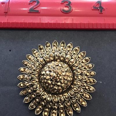 Beautiful Gold tone vintage Weiss Brooch