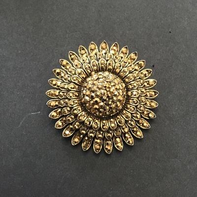 Beautiful Gold tone vintage Weiss Brooch