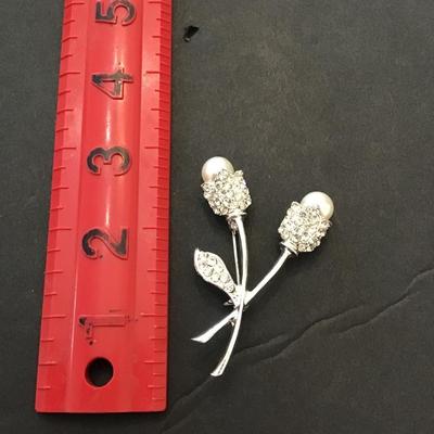 Very nice SilverTone, Brooch with clear, rhinestones and pearls