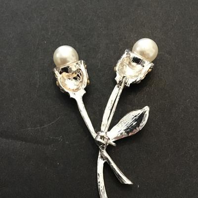 Very nice SilverTone, Brooch with clear, rhinestones and pearls