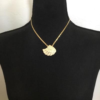 Beautiful, safari enamel shell pendant necklace stunning, very beautiful