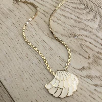 Beautiful, safari enamel shell pendant necklace stunning, very beautiful