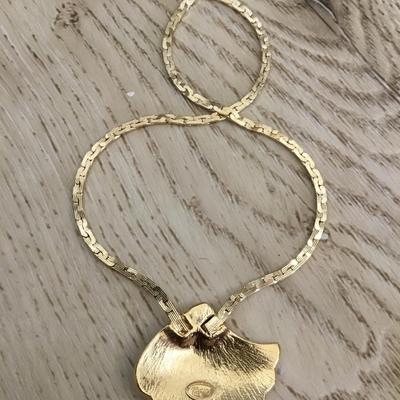 Beautiful, safari enamel shell pendant necklace stunning, very beautiful