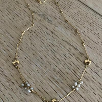 Beautiful, vintage, dainty gold tone, heart faux , pearl necklace