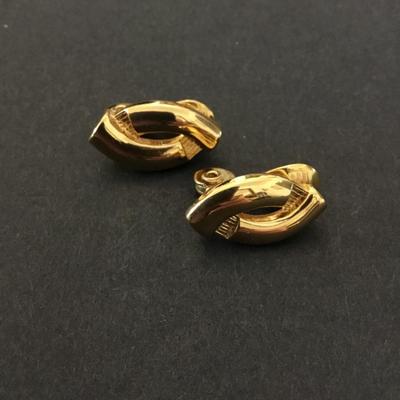 Vintage Monet gold toned clip on earrings very good condition