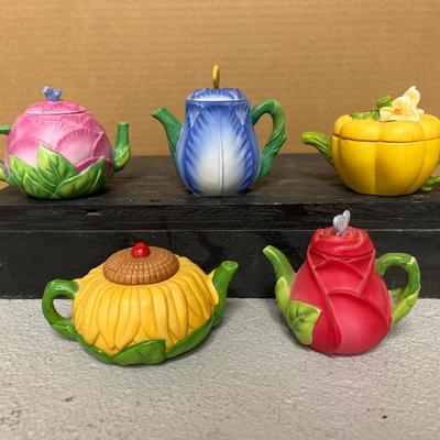 Sale Photo Thumbnail #190: Collection of 1995 Avon mini teapots. Peony teapot comes with box