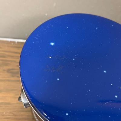 Nice Christmas Tree Tin in Good Condition