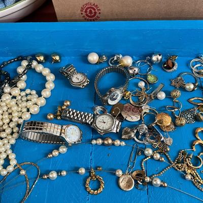 Lot of Costume Jewelry #4 (B1)