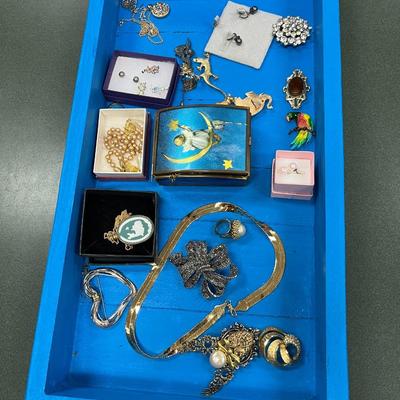 Lot of Jewelry and More #5 (B1)