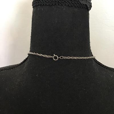 Very nice vintage Silver tone heart three strand, elegant statement necklace excellent condition