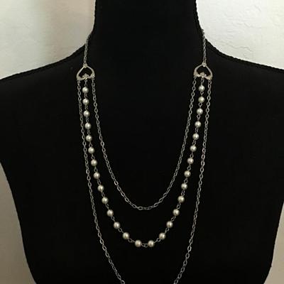 Very nice vintage Silver tone heart three strand, elegant statement necklace excellent condition