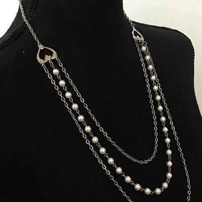 Very nice vintage Silver tone heart three strand, elegant statement necklace excellent condition