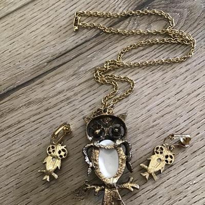 Vintage gold tone Owl pendant necklace with matching clip on earrings set