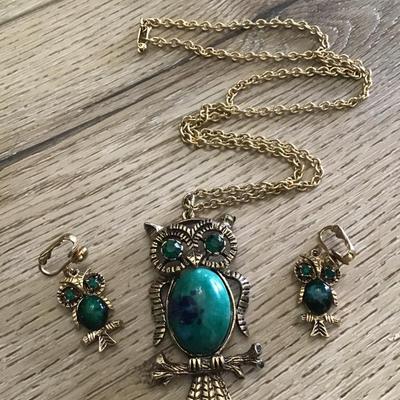 Vintage gold tone Owl pendant necklace with matching clip on earrings set