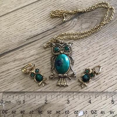 Vintage gold tone Owl pendant necklace with matching clip on earrings set