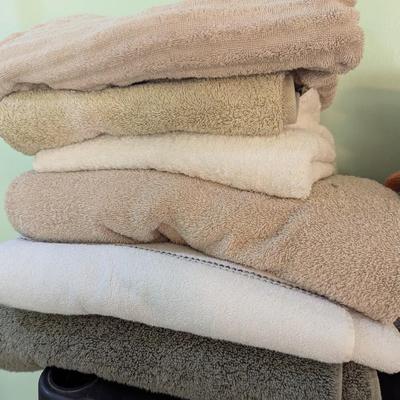 Assortment Of Bathroom Towels (SB)