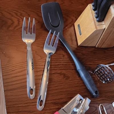 TRAMONTINA CUTLERY SET, NEW GEORGE FOREMAN GRILL AND SOME KITCHEN UTENSILS
