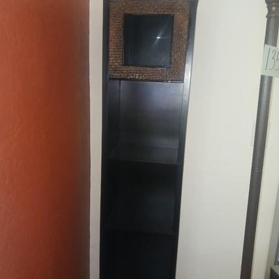 NARROW SHELF WITH PICTURE FRAME ON THE TOP
