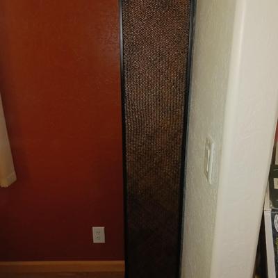 NARROW SHELF WITH PICTURE FRAME ON THE TOP