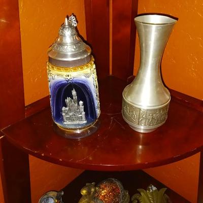 A COLLECTION OF COLLECTIBLES AND HOME DECOR