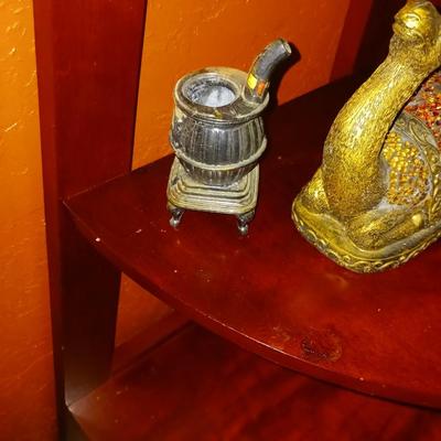 A COLLECTION OF COLLECTIBLES AND HOME DECOR