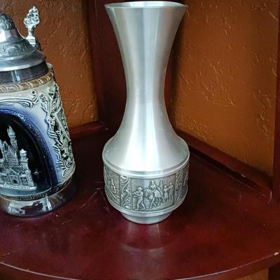 A COLLECTION OF COLLECTIBLES AND HOME DECOR
