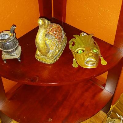 A COLLECTION OF COLLECTIBLES AND HOME DECOR