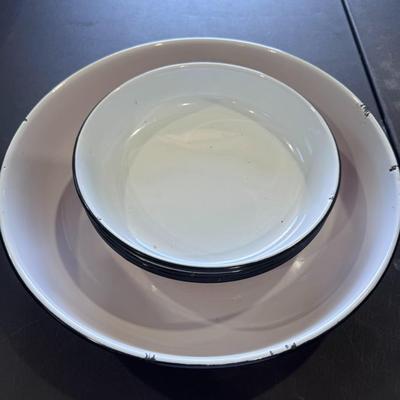 Sale Photo Thumbnail #623: Material: Enamelware is crafted by fusing powdered glass onto a heavy-gauge steel base, providing a durable and smooth surface that resists chemical reactions.
Design: These specific bowls feature a classic red speckled or splatter design with a contrasti