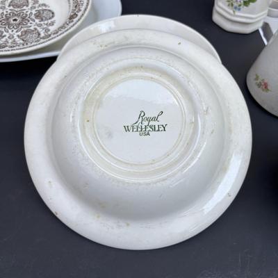 LOT 46: Vintage Utility Ware, Transferware & China: Buffalo China, Rego, Crooksville, W.R. Midwinter Ltd, Sebring Pottery