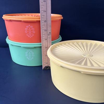 LOT 50: Vintage Kitchen: Pyrex, Anchor Hocking Fire King, Corning Ware Spice of Life, Tupperware, Juice Glasses