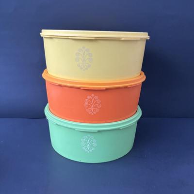 LOT 50: Vintage Kitchen: Pyrex, Anchor Hocking Fire King, Corning Ware Spice of Life, Tupperware, Juice Glasses