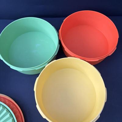 LOT 50: Vintage Kitchen: Pyrex, Anchor Hocking Fire King, Corning Ware Spice of Life, Tupperware, Juice Glasses