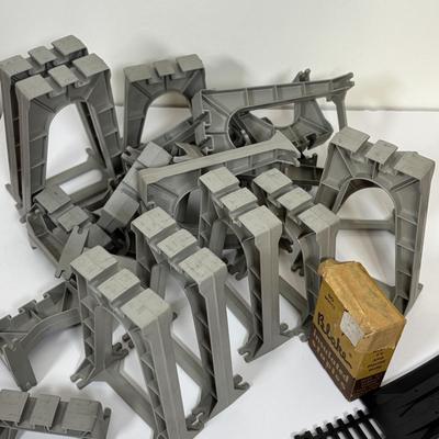LOT 71: Tyco Pak1 Transformer, Made in Yugoslavia Train Cars, Train Trestle, Tunnel