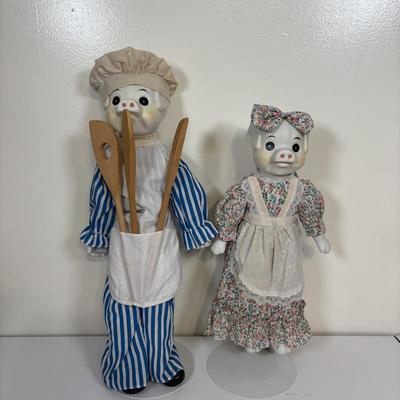 LOT 73: Porcelain Chef Pig & Assistant, Vintage Aprons & Cookbooks, Flatware, Cherry Wood Bowl & More
