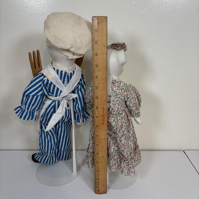 LOT 73: Porcelain Chef Pig & Assistant, Vintage Aprons & Cookbooks, Flatware, Cherry Wood Bowl & More