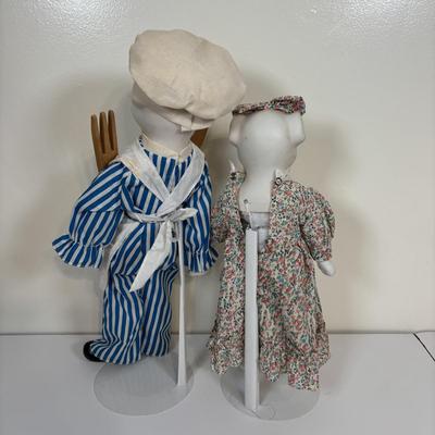LOT 73: Porcelain Chef Pig & Assistant, Vintage Aprons & Cookbooks, Flatware, Cherry Wood Bowl & More