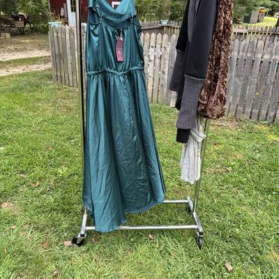 LOT 87: Ladies Clothing: Styles & Sizes Vary