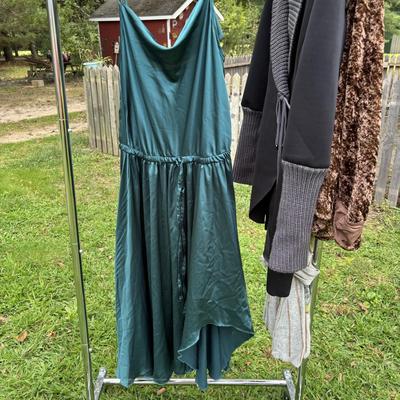 LOT 87: Ladies Clothing: Styles & Sizes Vary