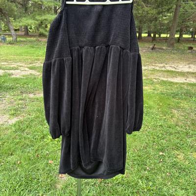 LOT 88: Ladies Clothing: Styles & Sizes Vary