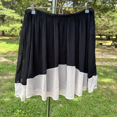 LOT 89: Ladies Clothing: Styles & Sizes Vary
