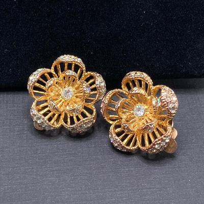 LOT 115: Vintage Gold Tone Jewelry - Trifari, Avon and More