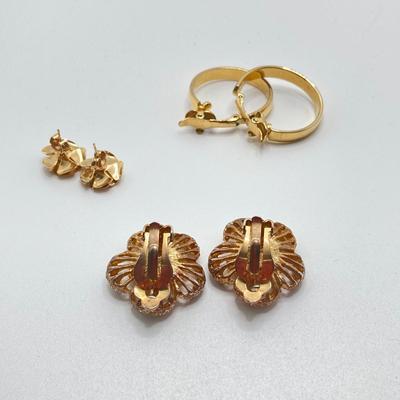 LOT 115: Vintage Gold Tone Jewelry - Trifari, Avon and More