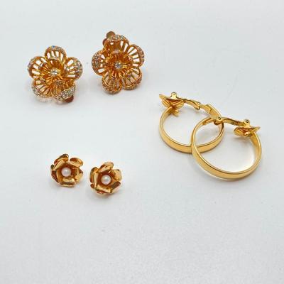LOT 115: Vintage Gold Tone Jewelry - Trifari, Avon and More
