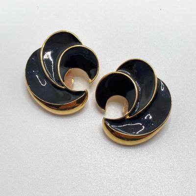 LOT 118: Vintage Earrings and Brooches - Art, Mjent, Ellen Designs, W Germany and More
