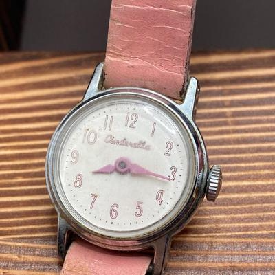 LOT 128: Vintage Novelty Watches / Clocks - Howdy Doody 40th Anniversary, Cinderella, Elgin Frog and More