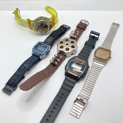 LOT 129: Vintage Watches - Shark, Python 357 Mag, Benrus, Rawlings and More