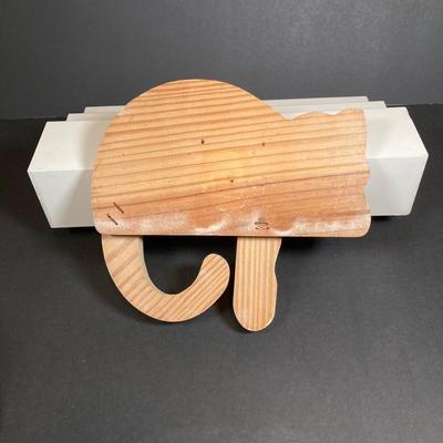 LOT 152: Vintage Country Decor / MCM Wood Collection